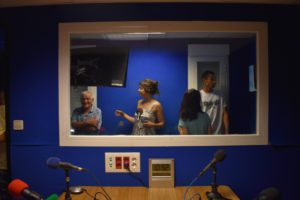 Fotografías de los participantes de ONDA REALIDADES en los estudios de RADIO DE OMC