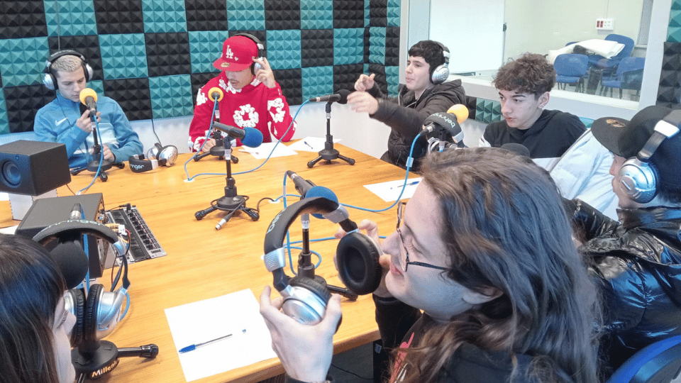 Jóvenes del QuedaT hacen radio hablando de deportes, música y relaciones
